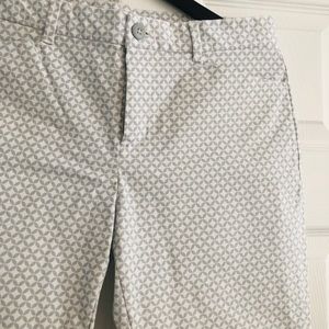 ⭐️ NWOT Never Worn Gap Khaki Size 6 Pant! ⭐️